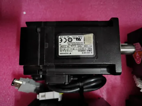 Yaskawa SGMJV-04ADE6S Motor & Drive Component — product photo 6 of 12