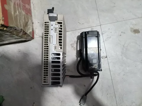 Yaskawa SGPMS-2R5A30A + SGMMS-04A3C6E Motor & Drive Component product photo 2