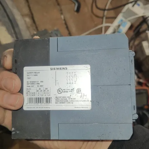 Siemens 3SK1111-1AB30 Industrial Relay — product photo 2 of 11