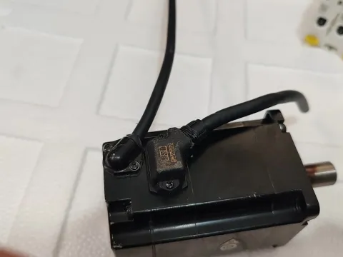 Yaskawa SGM7J-04AFC6S Motor & Drive Component — product photo 13 of 13