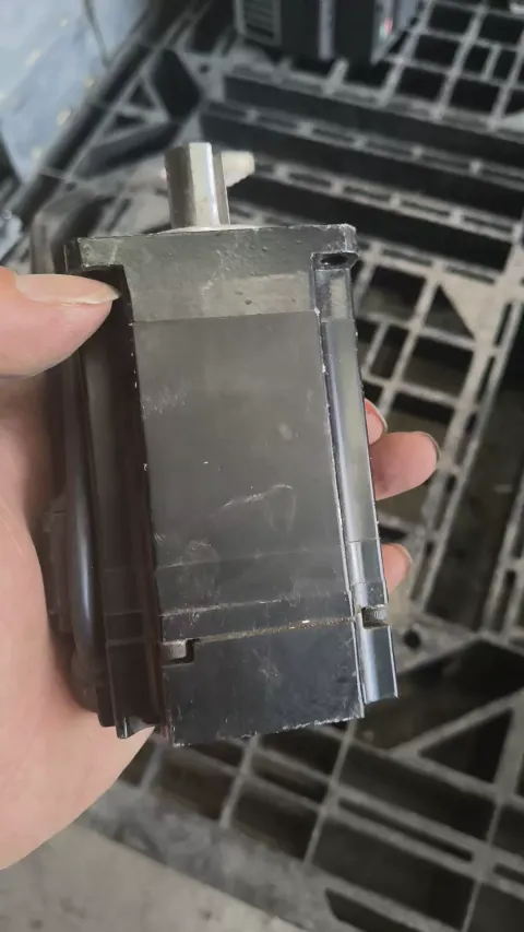 Yaskawa SGMJV-04A3E6S Motor & Drive Component product photo 5