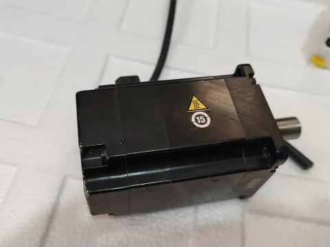 Yaskawa SGM7J-04AFC6S Motor & Drive Component — product photo 12 of 13