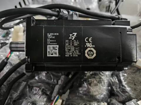 Yaskawa SGM7J-02AFC6S / SGM7J-02AFC6E / SGM7J-04AFC6S / SGM7J-01AFC6E Motor & Drive Component — product photo 3 of 10