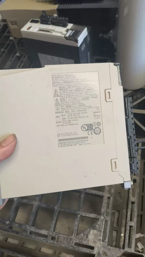 Yaskawa SGD7S-2R8A00A002 Motor & Drive Component — product photo 7 of 12