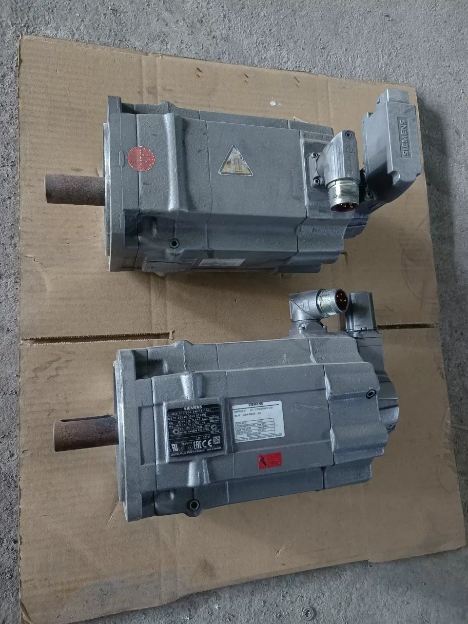 Siemens 1FT7064-5WF71-1FA1 Motor & Drive Component — product photo 1 of 16