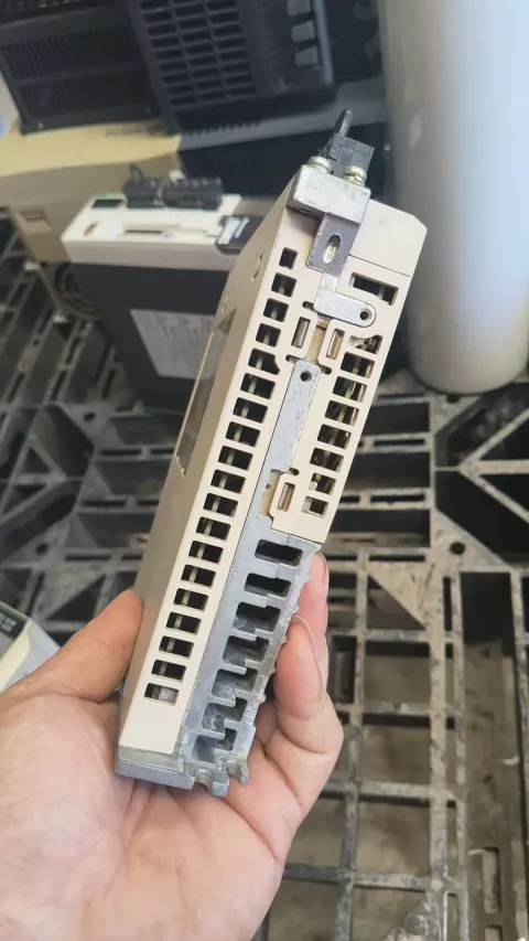 Yaskawa SGD7S-2R8A00A002 Motor & Drive Component — product photo 8 of 12