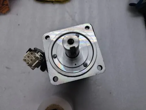 Yaskawa SGMJV-08A3E6E Motor & Drive Component — product photo 6 of 13