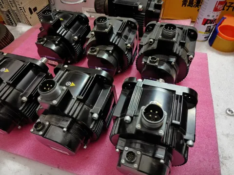 Yaskawa SGM7G-09AFC61 Motor & Drive Component — product photo 11 of 17