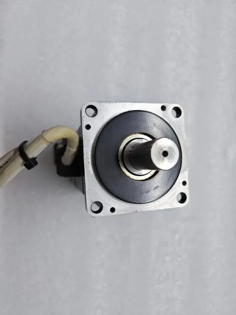 Yaskawa SGMJV-02ADL2C Motor & Drive Component — product photo 6 of 14