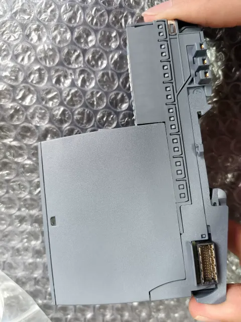 Siemens 6ES7134-6HD00-0BA1 Industrial Automation Component — product photo 3 of 10
