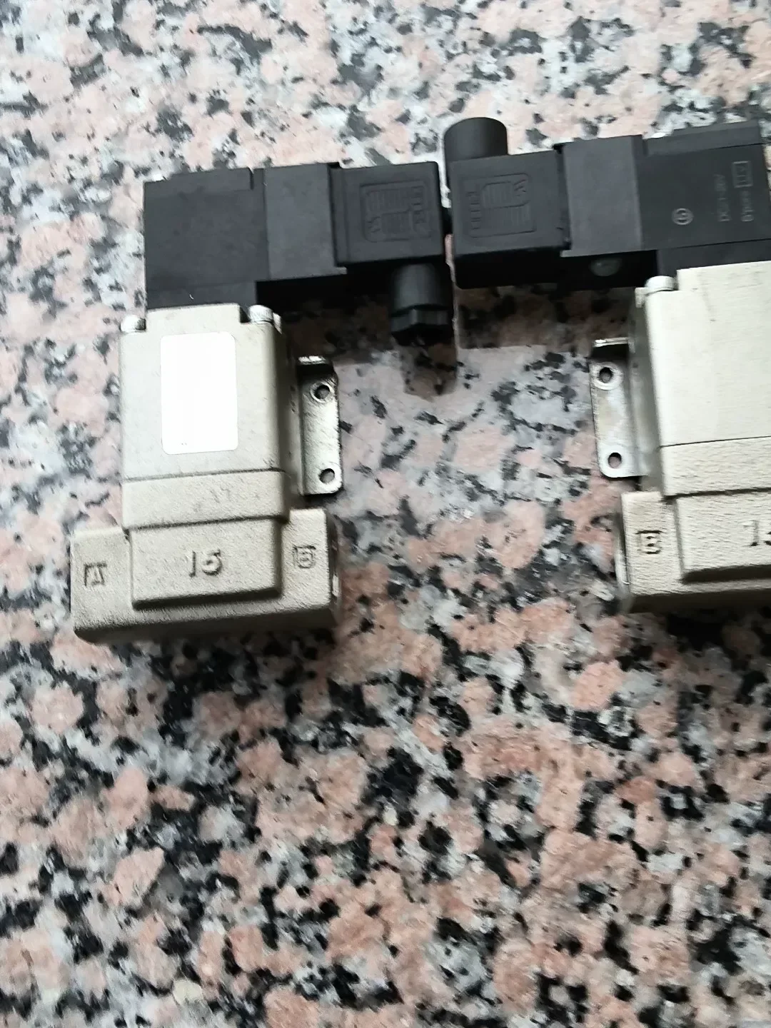 SMC VQZ1111-5M1-C2 Industrial Automation Component product photo 1