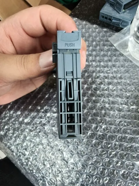 Siemens 6ES7134-6HD00-0BA1 Industrial Automation Component — product photo 4 of 10