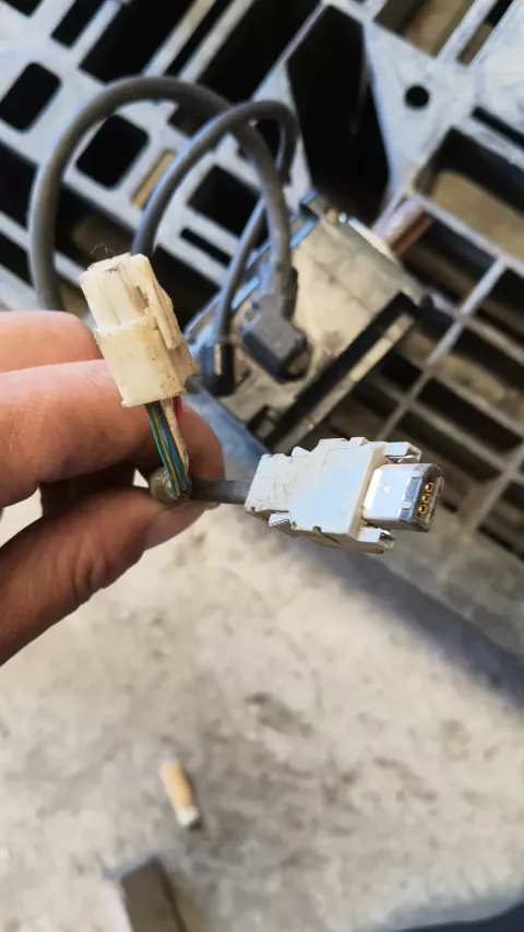 Yaskawa SGM7J-02A7C6S Motor & Drive Component — product photo 9 of 9