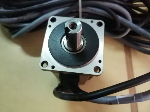 Yaskawa SGMJV-04A3A61 Motor & Drive Component — product photo 12 of 13
