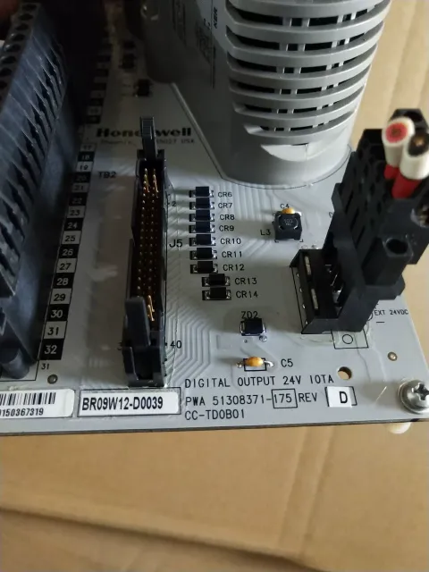 Honeywell CC-PDOB01 / 51406043-175 + CC-TDOB01 / 51308371-175 Industrial Automation Component product photo 2