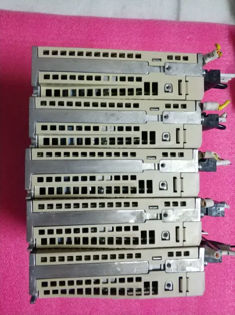 Yaskawa SGDV-R90A11B Motor & Drive Component — product photo 14 of 23