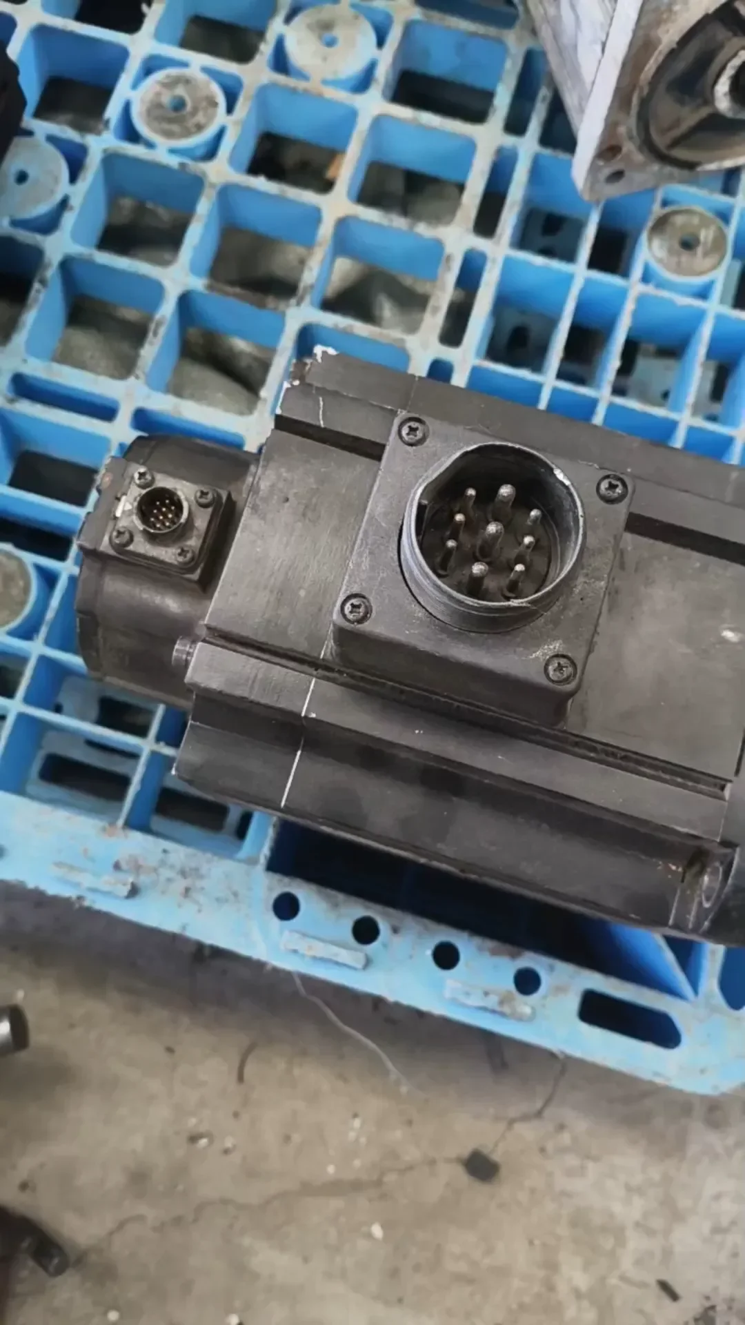 OMRON R88M-K2K020F-BS2 Motor & Drive Component product photo 1