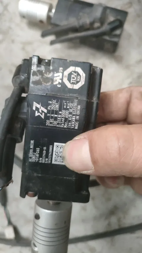 Yaskawa SGM7J-01A7B1 Motor & Drive Component product photo 4