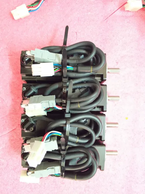 Yaskawa SGM7J-01AFC6E Motor & Drive Component — product photo 3 of 16