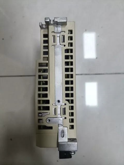 Yaskawa SGD7S-R90A30A002 Motor & Drive Component product photo 6