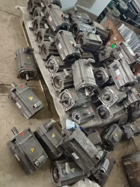 Siemens 1FT7064-5WF71-1FA1 Motor & Drive Component — product photo 10 of 16