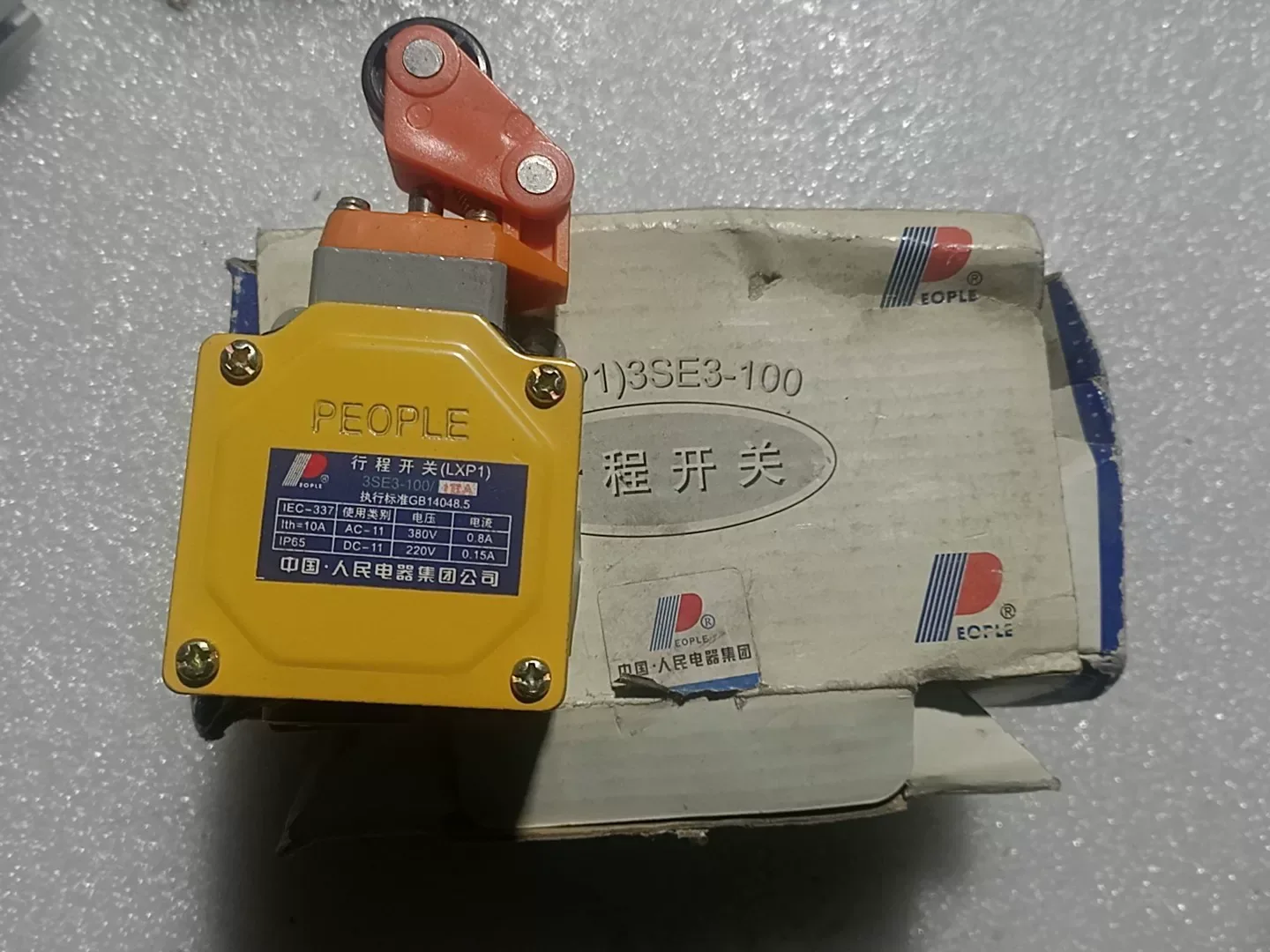 PEOPLE / 中国人民电器集团 LXP1 3SE3-100 Industrial Sensor — product photo 1 of 5