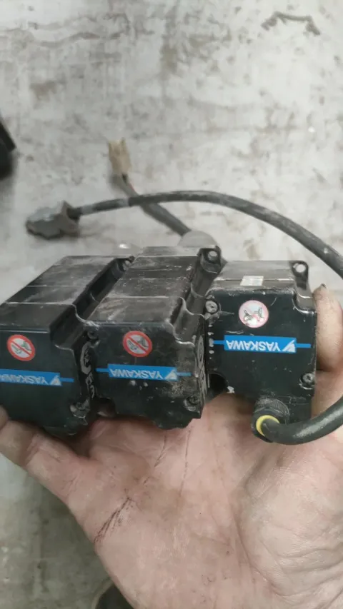 Yaskawa SGM7J-01A7B1 Motor & Drive Component product photo 9
