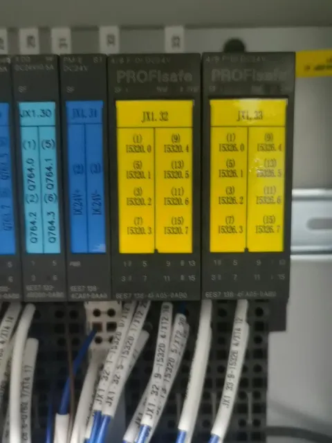 White Label Siemens ET 200S mixed lot: 6ES7 151-3BA23-0AB0 / 6ES7 138-4CA01-0AA0 / 6ES7 131-4BD01-0AB0 / 6ES7 132-4BD00-0AB0 / 6ES7 138-4FA05-0AB0 / 6ES7 193-6AR00-0AA0 / 6 PLC Module product photo 3