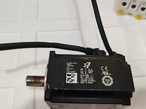 Yaskawa SGM7J-04AFC6S Motor & Drive Component — product photo 8 of 13