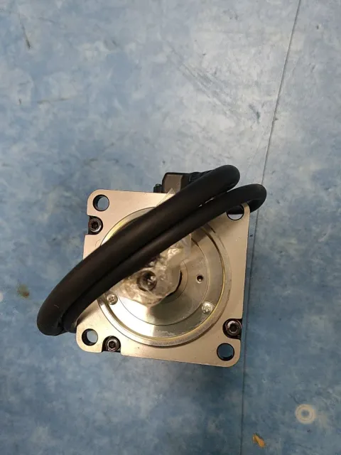 Yaskawa SGM7J-02A7C6E Motor & Drive Component — product photo 6 of 6