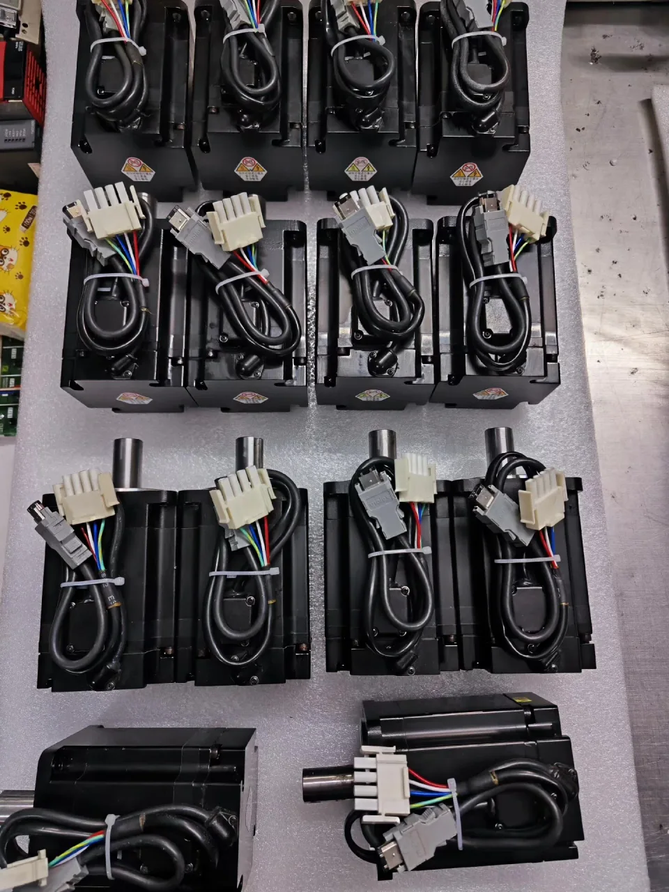 Yaskawa SGMJV-08ADE6S Motor & Drive Component — product photo 1 of 5
