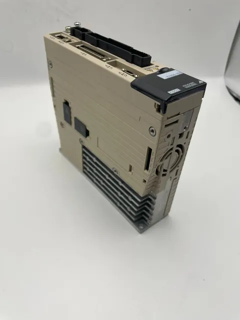Yaskawa SGDV-1R6A01A Motor & Drive Component product photo 4