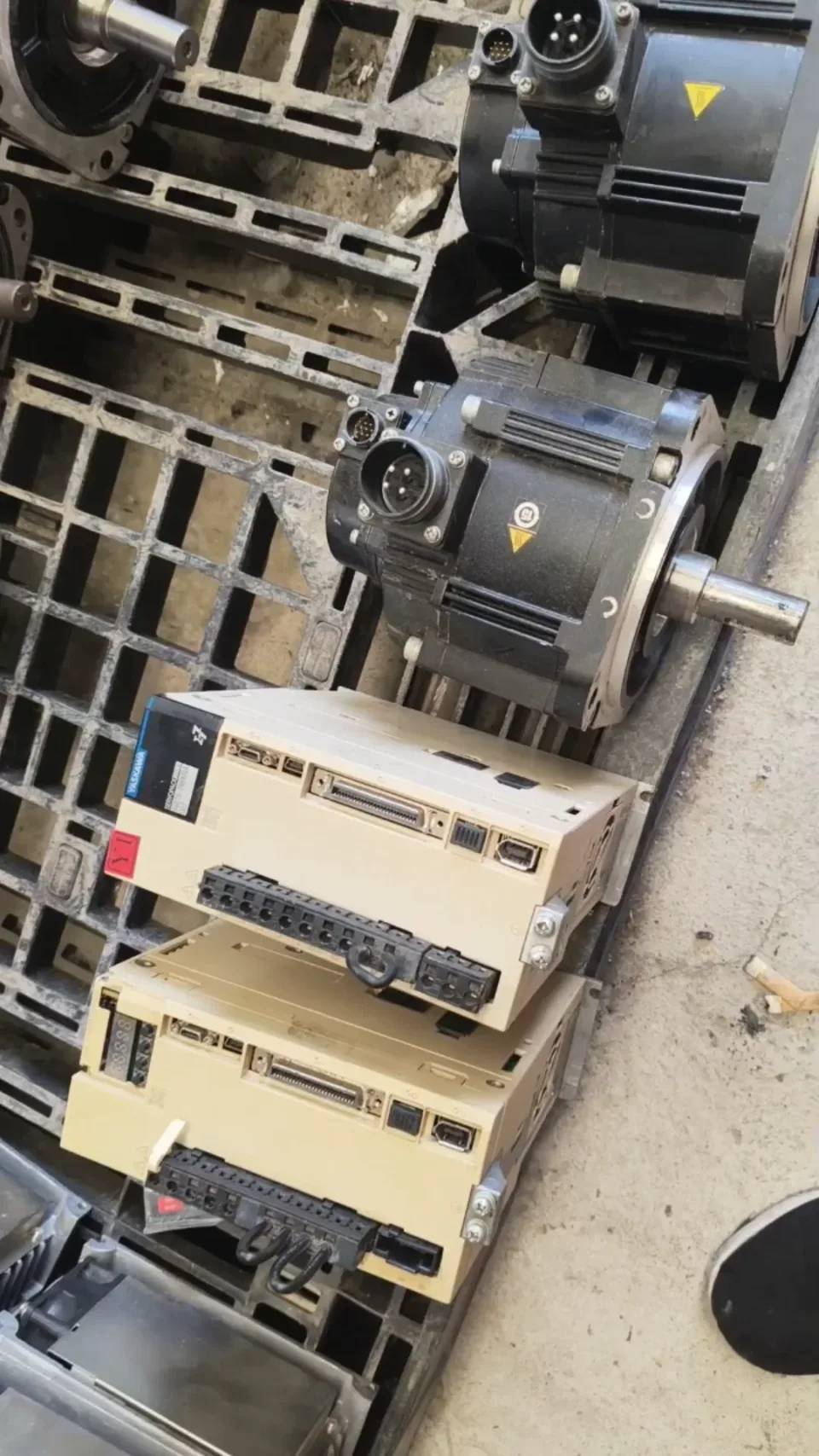 Unbranded Industrial SGD7S-7R6A00A002; SGM7G-09AFC61 Motor & Drive Component product photo 1
