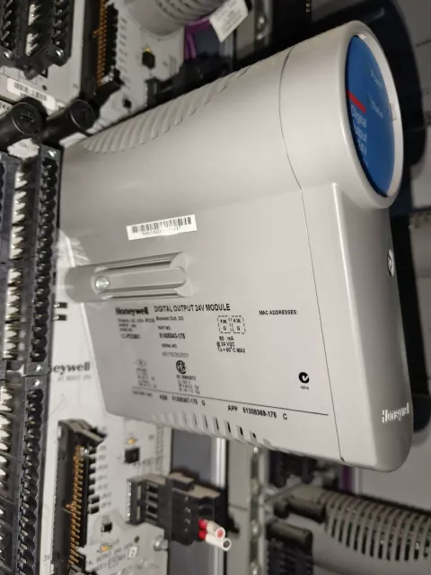Honeywell CC-PDOB01 / 51405043-175 + CC-TDOB01 / 51308371-175 Industrial Automation Component product photo 3
