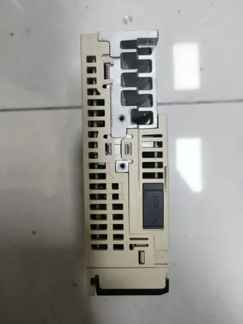 Yaskawa SGD7S-R90A30A002 Motor & Drive Component product photo 4