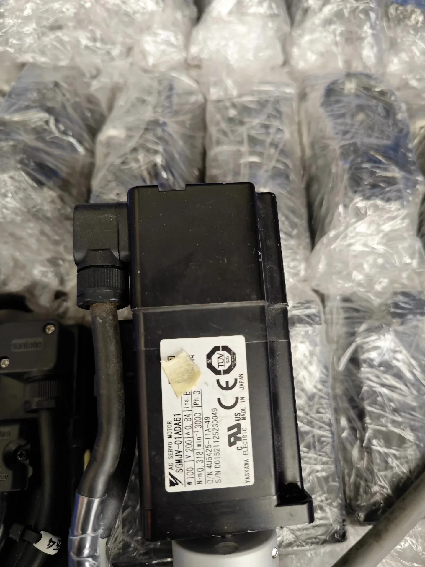 Yaskawa SGMJV-01ADA21 Motor & Drive Component — product photo 1 of 4