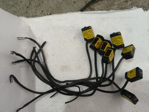 Omron E3ZS-T81A-D Industrial Sensor product photo 1