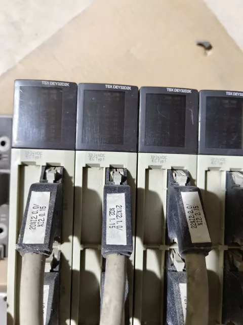Schneider Electric TSXDEY16D2 / TSXDSY16T2 / TSXDSY32T2K / TSXDEY32D2K / TSXDSY16R5 I/O Module product photo 8