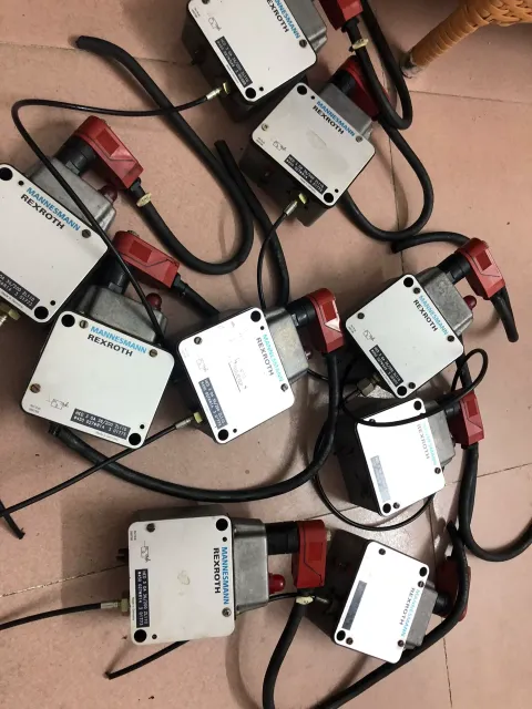 Mannesmann Rexroth HED 3 OA 36/200 ZL110 Industrial Sensor product photo 1