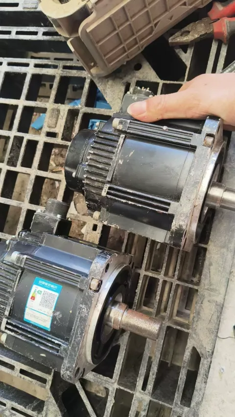 Yaskawa SGM7G-13AFC61 Motor & Drive Component — product photo 8 of 17