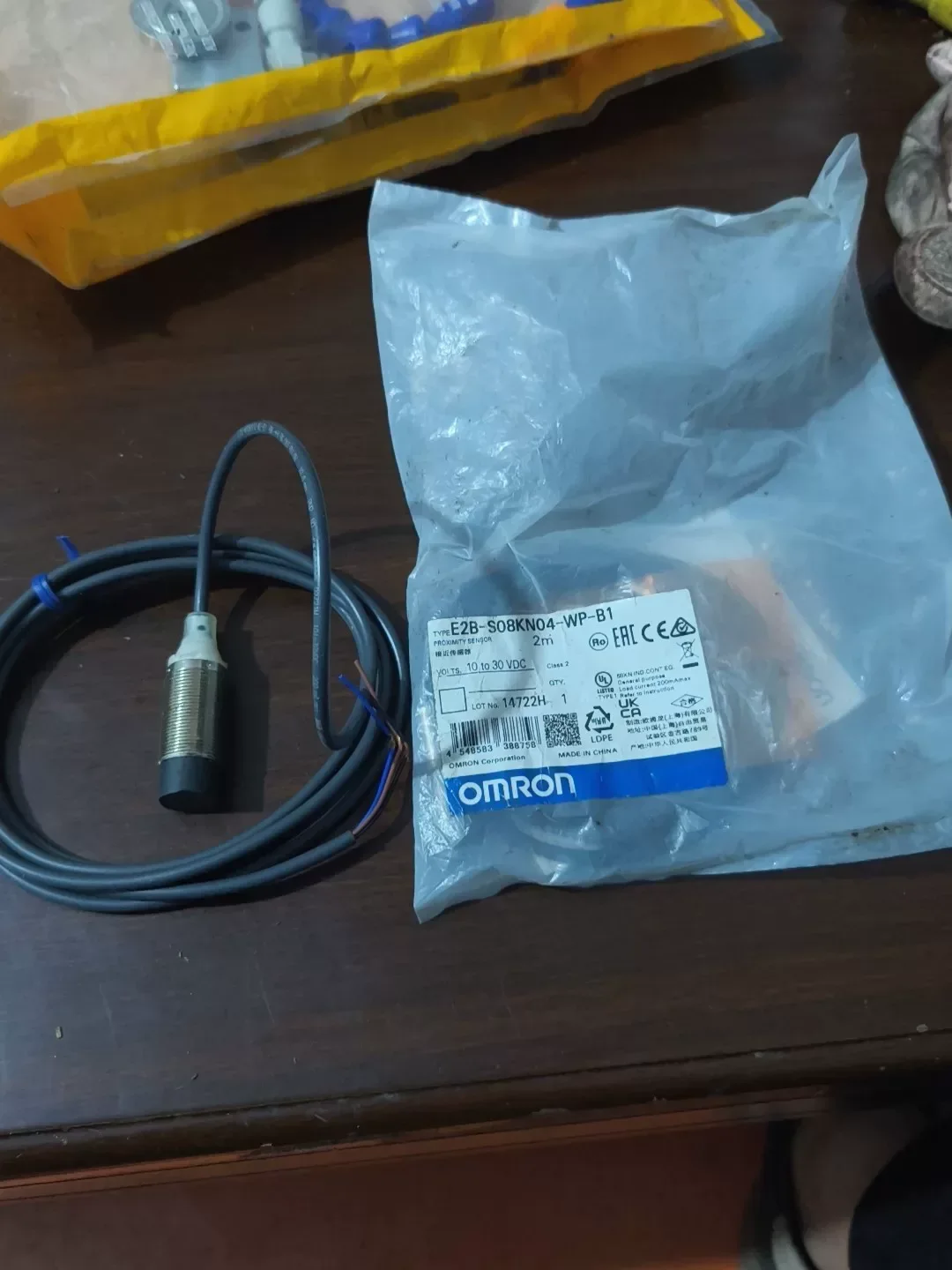 OMRON E2B-S08KN04-WP-B1 2M Industrial Sensor product photo 1