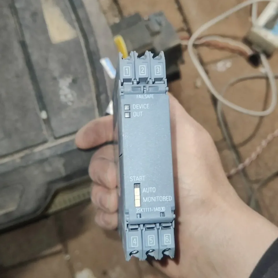 Siemens 3SK1111-1AB30 Industrial Relay — product photo 1 of 11