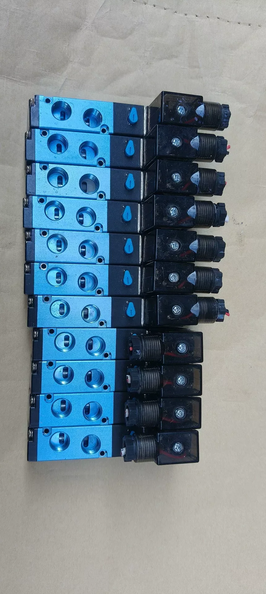 KUROGANE 4V210-08 Industrial Automation Component product photo 1