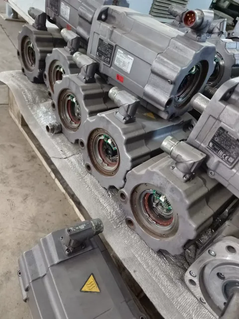 Siemens 1FT7064-5WF71-1FA1 Motor & Drive Component — product photo 15 of 16
