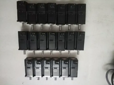 Yaskawa SGMJV-01ADA61 Motor & Drive Component — product photo 3 of 8