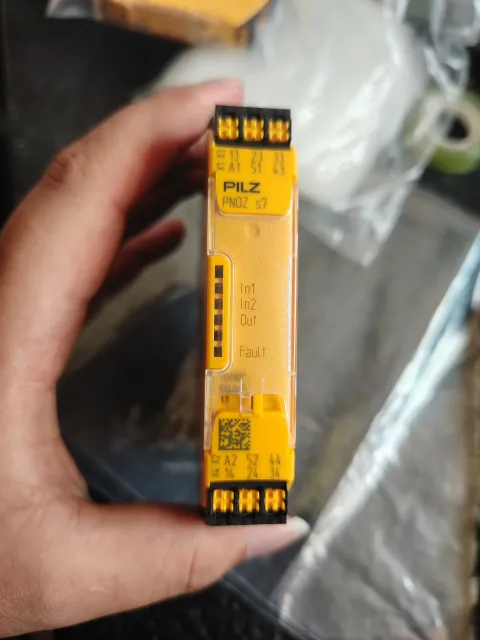 Pilz 751107 / PNOZ s7 C 24VDC 4n/o 1n/c Industrial Relay product photo 4