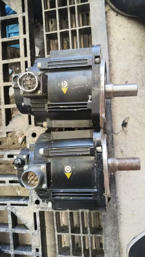Yaskawa SGM7G-13AFC61 Motor & Drive Component — product photo 9 of 17