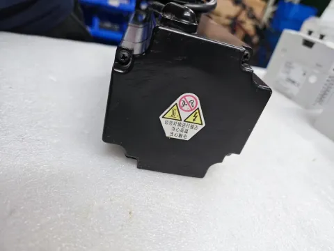 Yaskawa SGMJV-08A3E6E Motor & Drive Component — product photo 7 of 13