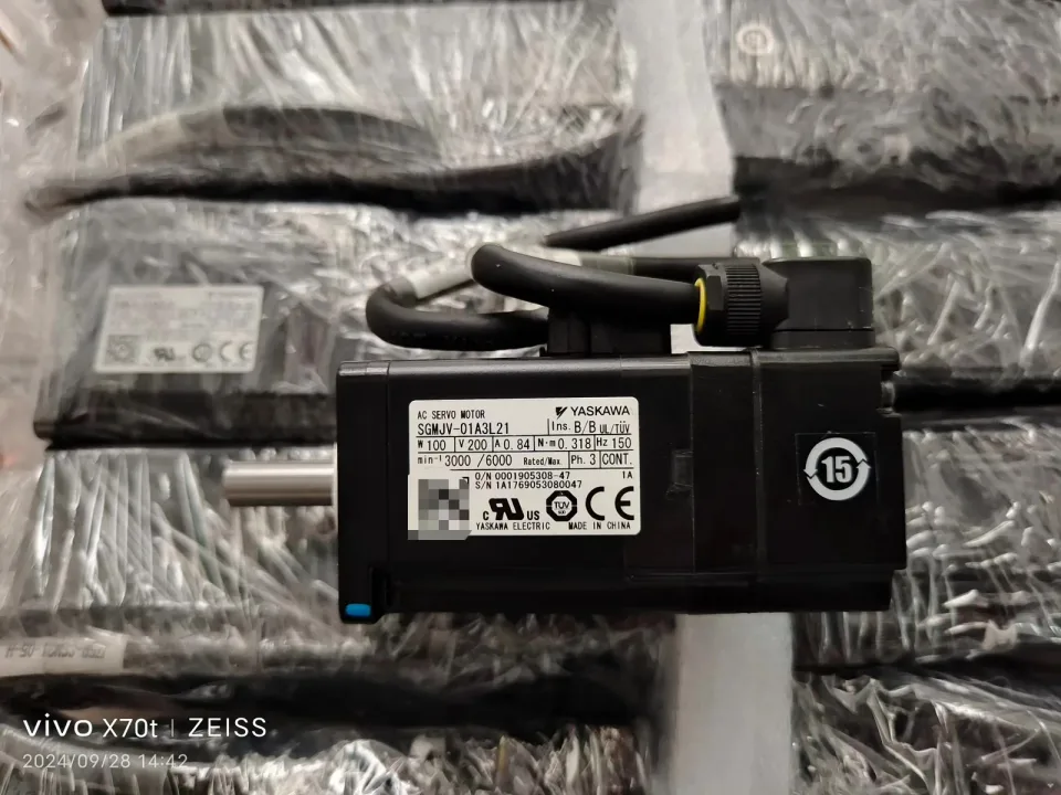 Yaskawa SGMJV-01A3L21 Motor & Drive Component — product photo 1 of 8