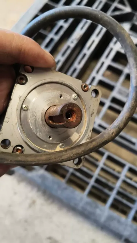 Yaskawa SGM7J-02A7C6S Motor & Drive Component — product photo 8 of 9
